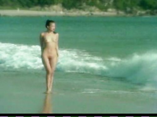 สาวผมบลอนด์บีบม้วนแฟ ...