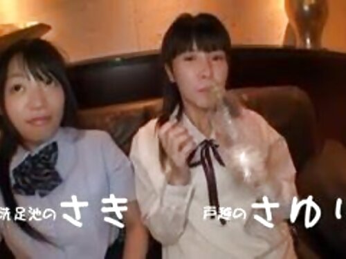 เขานั่งบนพื้นและถูตู ...